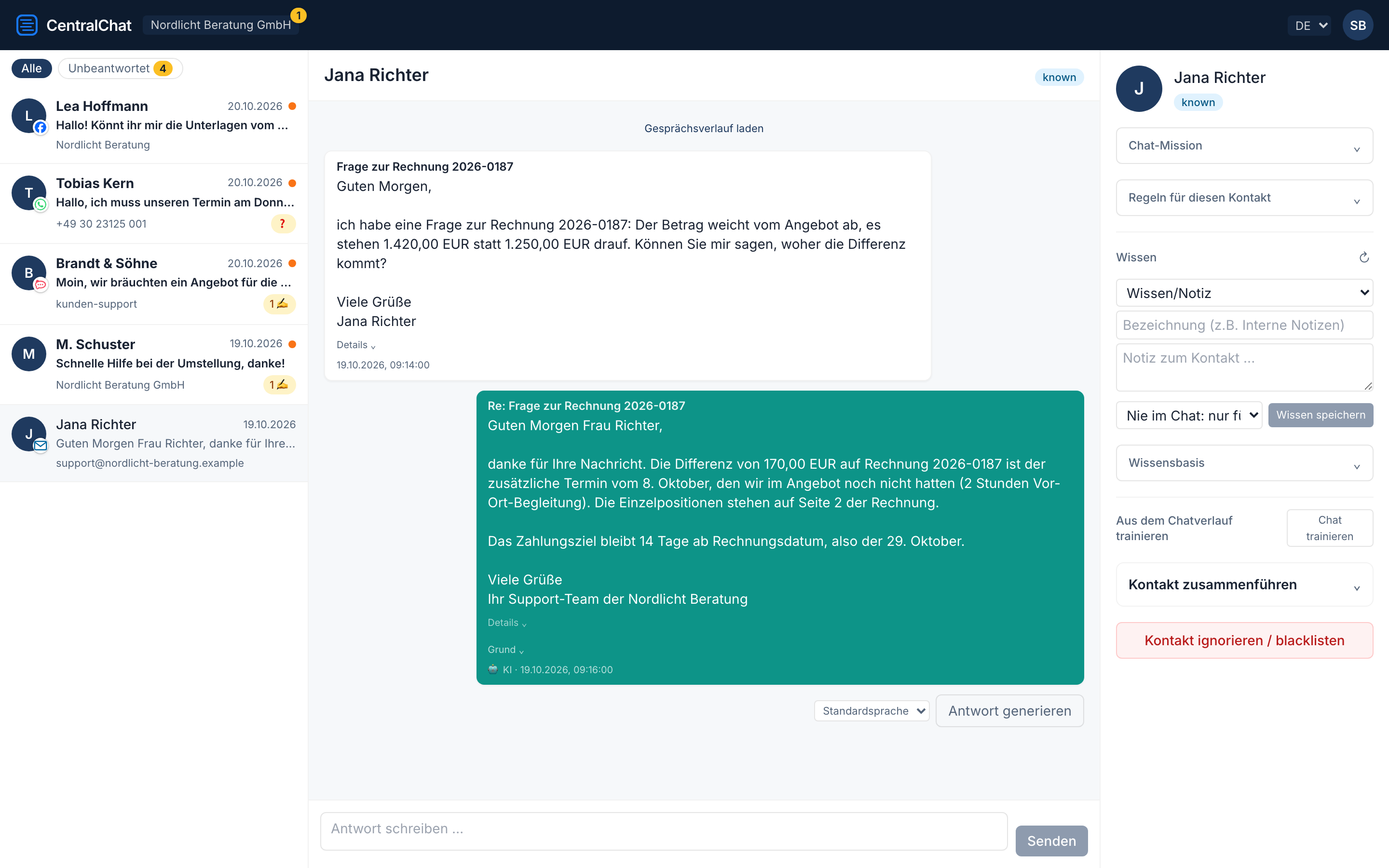 CentralChat inbox on desktop: chat list with email, WhatsApp, Messenger and RocketChat, an open chat with a reply draft on the right (German interface)